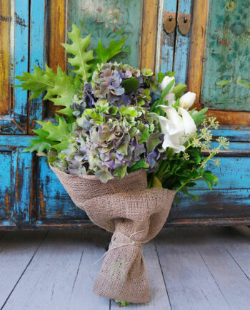 Ramo de flores en tonos blancos y verdes