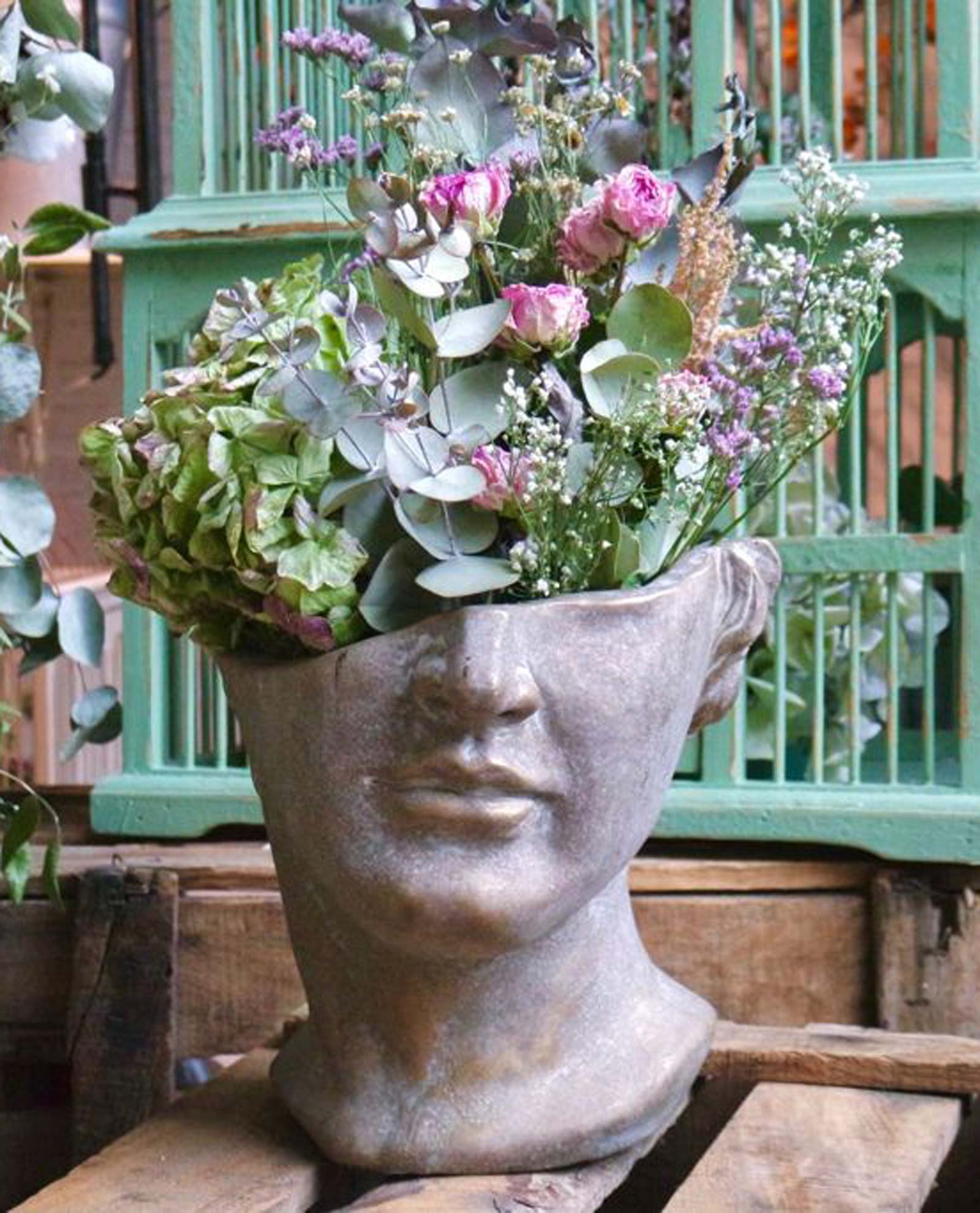 Arreglo de flor en maceta de busto griego